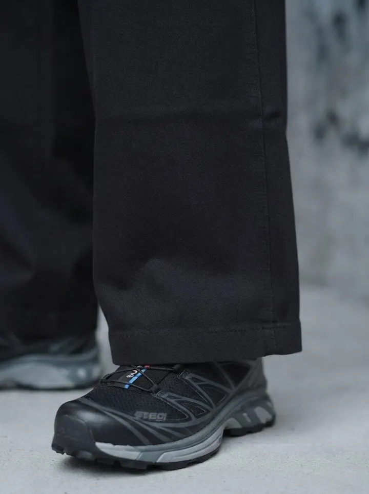Bemount Wide-Leg Chino, Pitch Black, hem view
