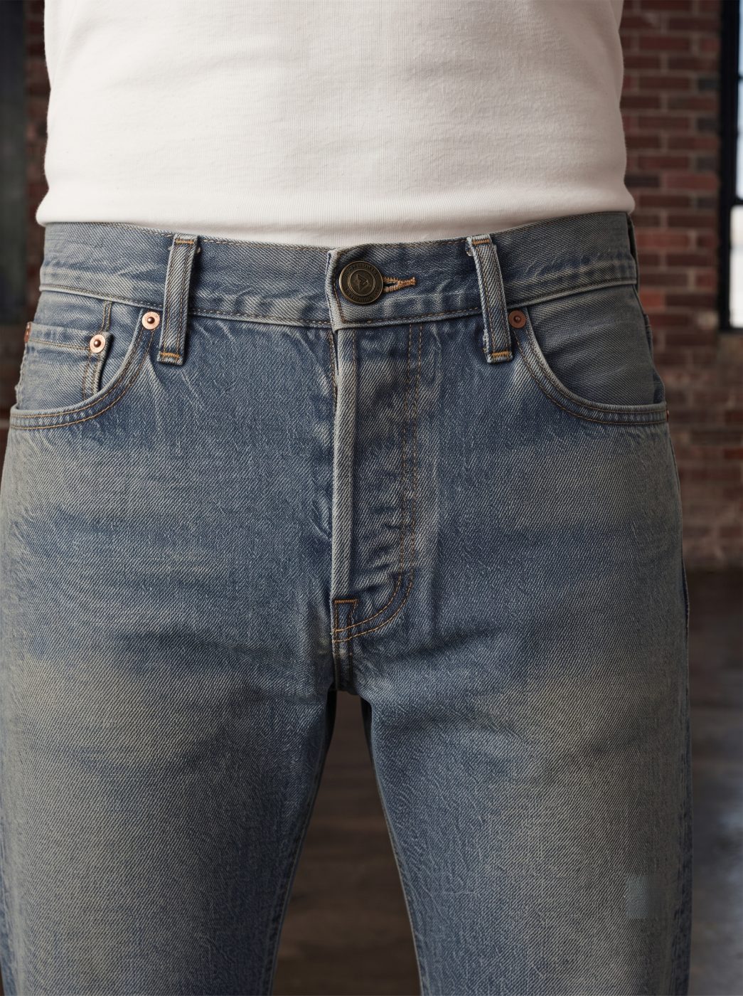 Bemount Bemount Stonewash Vintage Regular Jeans in Stonewash Blue, closeup view